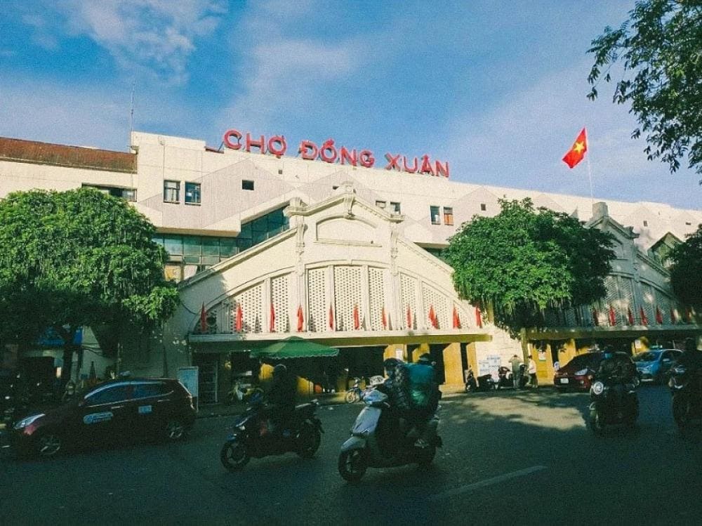 The market can get quite crowded, but it’s all part of the charm of Hanoi’s vibrant shopping culture